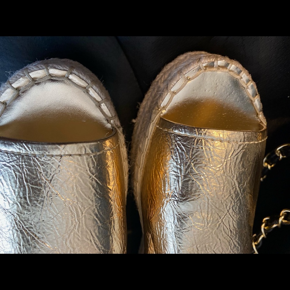 Stop traffic in a DKNY golden leather, peep toes espadrilles 😌 - Picture 11 of 12